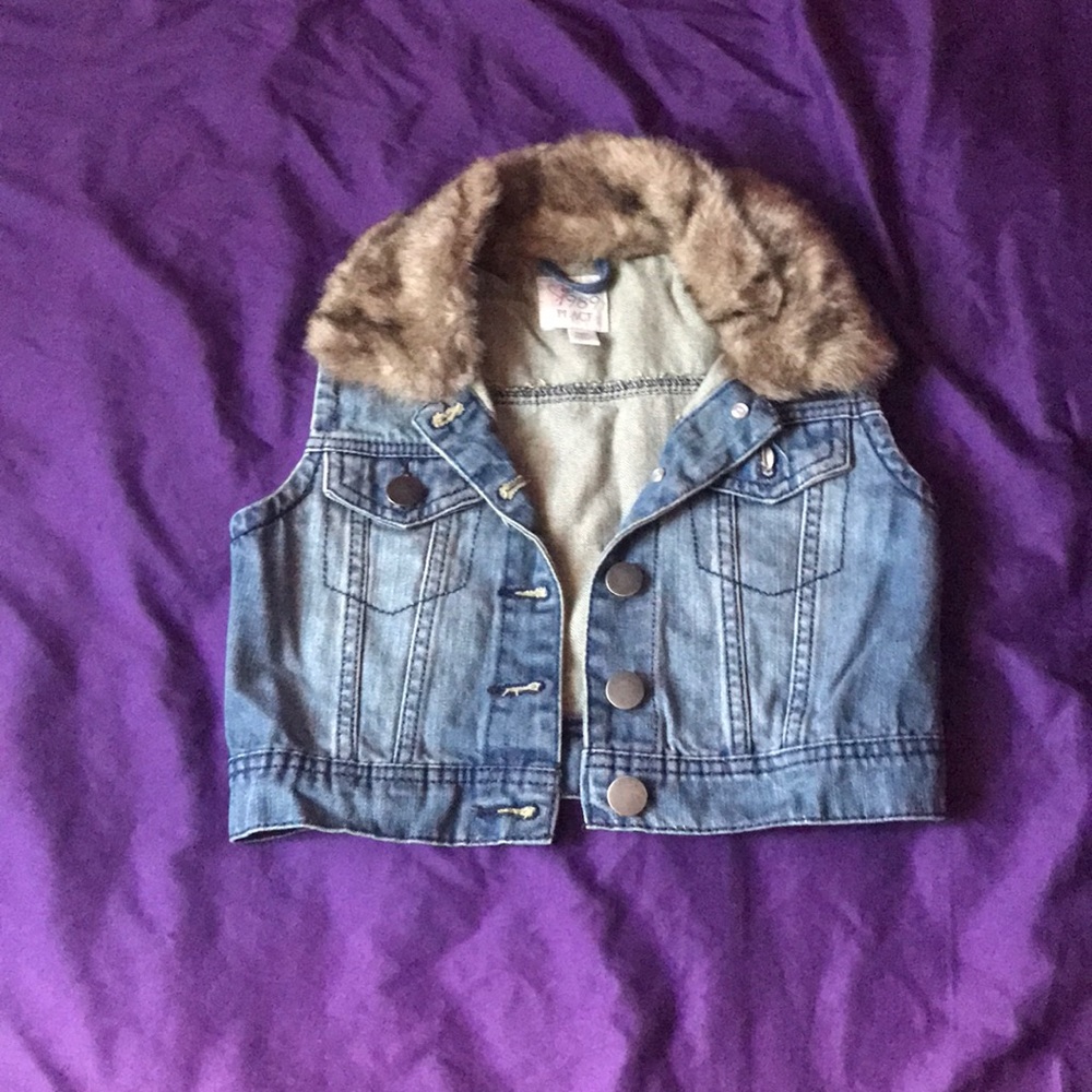 Girl’s denim vest with fur